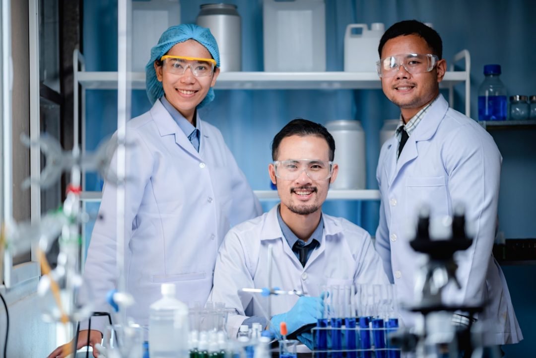 health-care-researchers-working-in-medicals-science-technology-research-in-laboratory-1.jpg